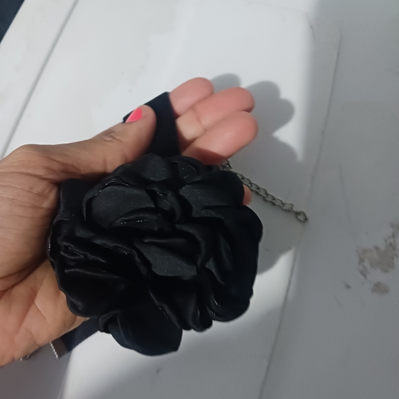 Women Black Flower Velvet Choker Necklace - Picture 2 of 11